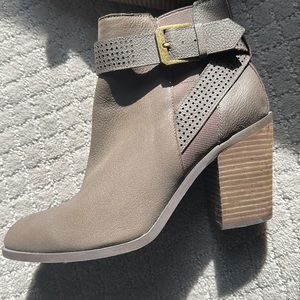 Crown Vintage bootie with buckle detail, 7.5M